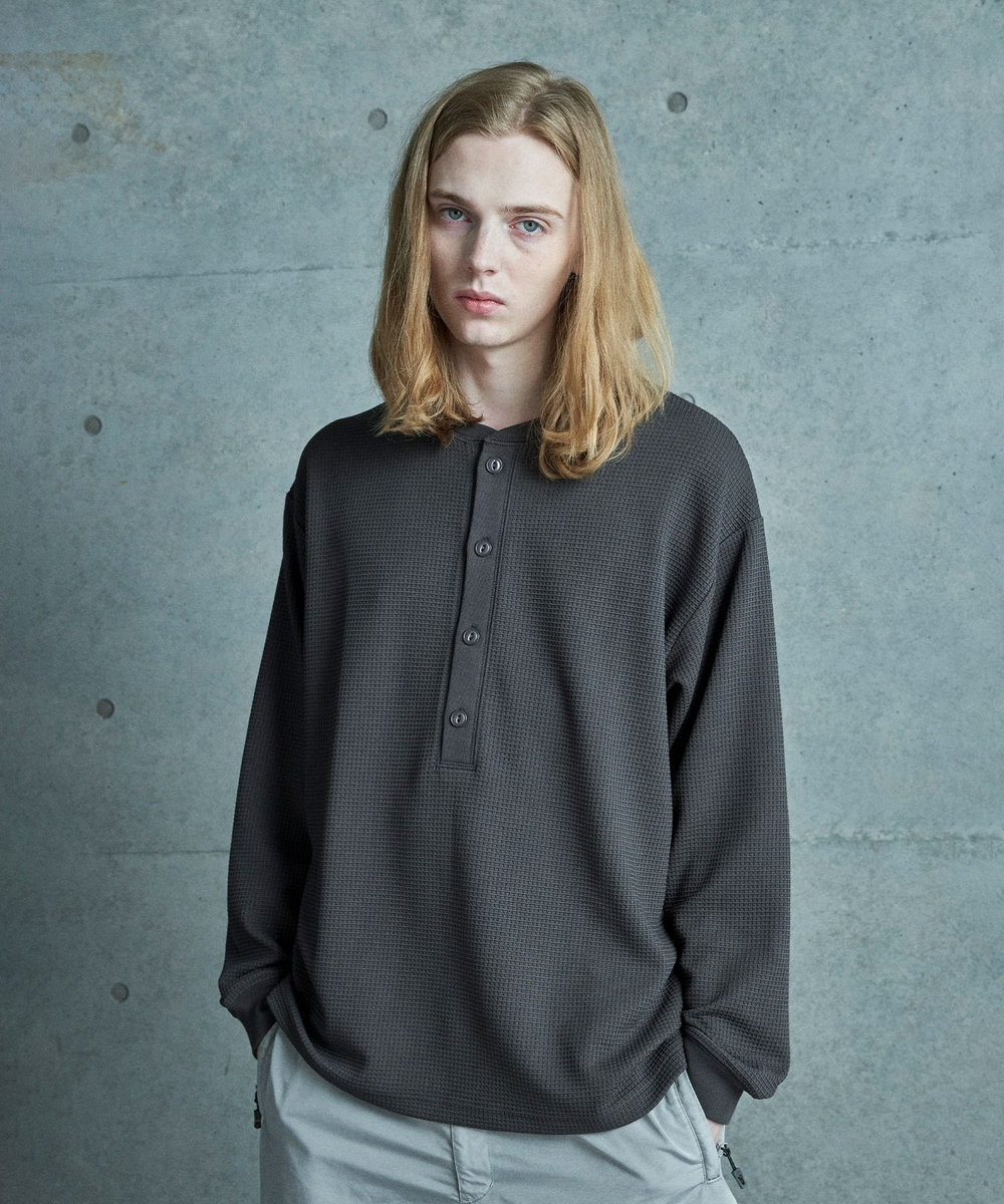 MEN'S BIGI テックサーマル ヘンリーネックシャツ＜吸水速乾・ストレッチ・軽量・通気性・保温性＞ グレー
