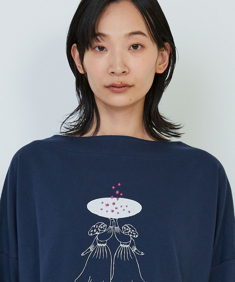 ADIEU TRISTESSE 【杉本さなえさんコラボ】星座プリントロングスリーブＴシャツ ネイビー