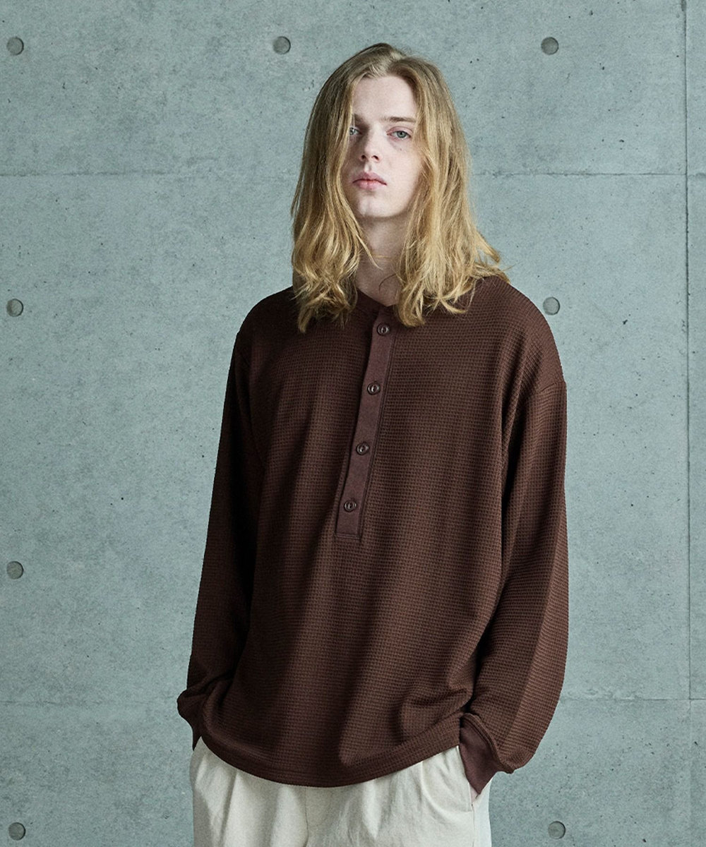 MEN'S BIGI テックサーマル ヘンリーネックシャツ＜吸水速乾・ストレッチ・軽量・通気性・保温性＞ ブラウン