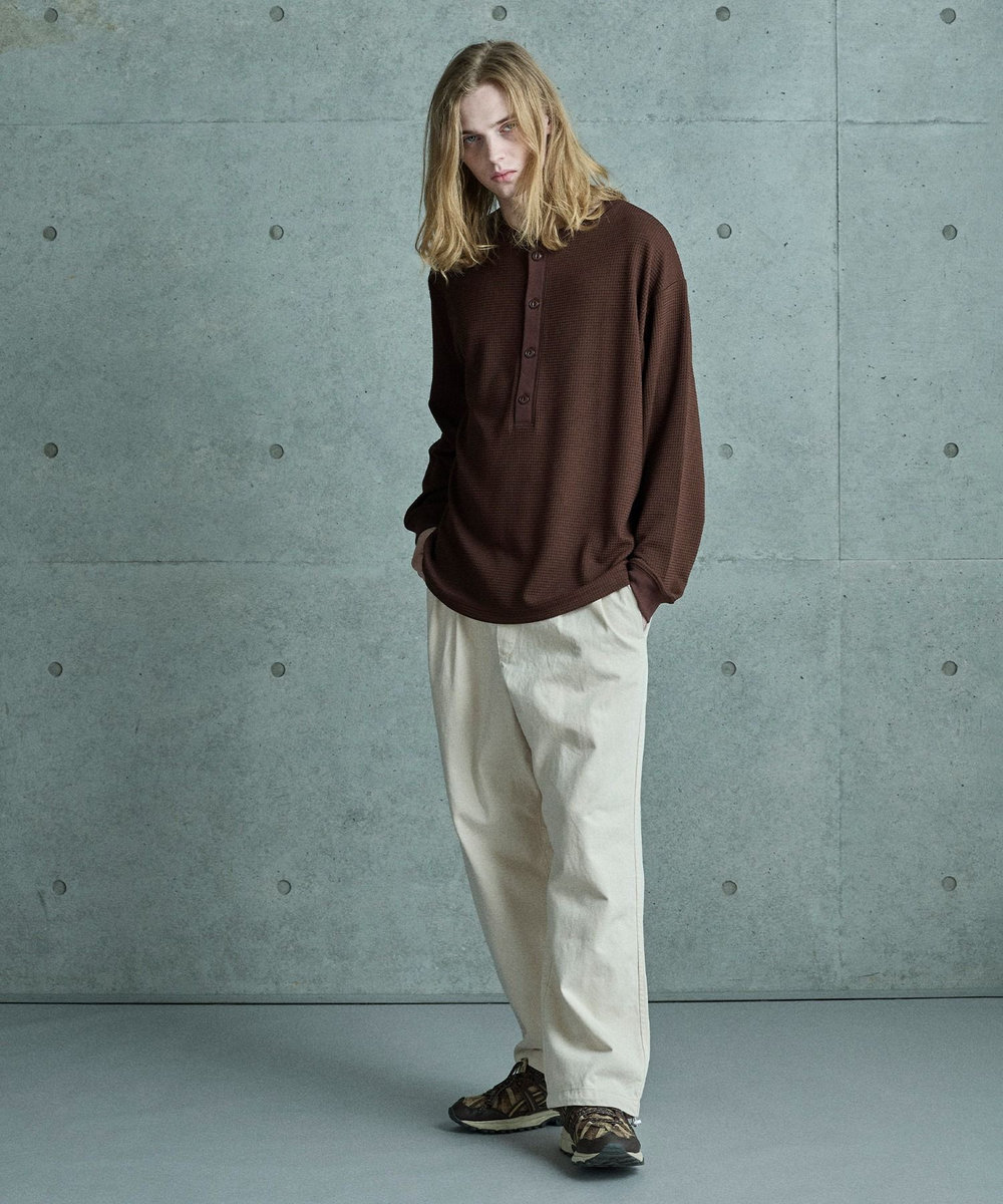 MEN'S BIGI テックサーマル ヘンリーネックシャツ＜吸水速乾・ストレッチ・軽量・通気性・保温性＞ ブラウン