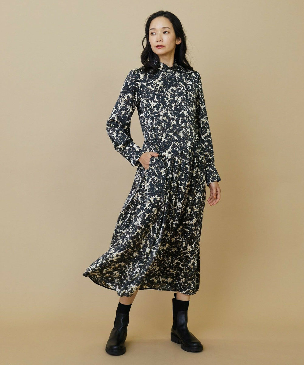 L'EQUIPE 【YOSHIKO KRIS-WEBB×L’EQUIPE】クラシカルフラワープリントサテンワンピース ブラウン