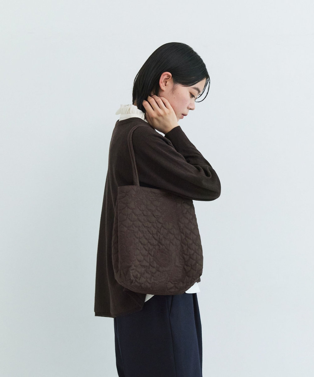LOISIR コットンリネンキルティング風刺繍バッグ ブラウン