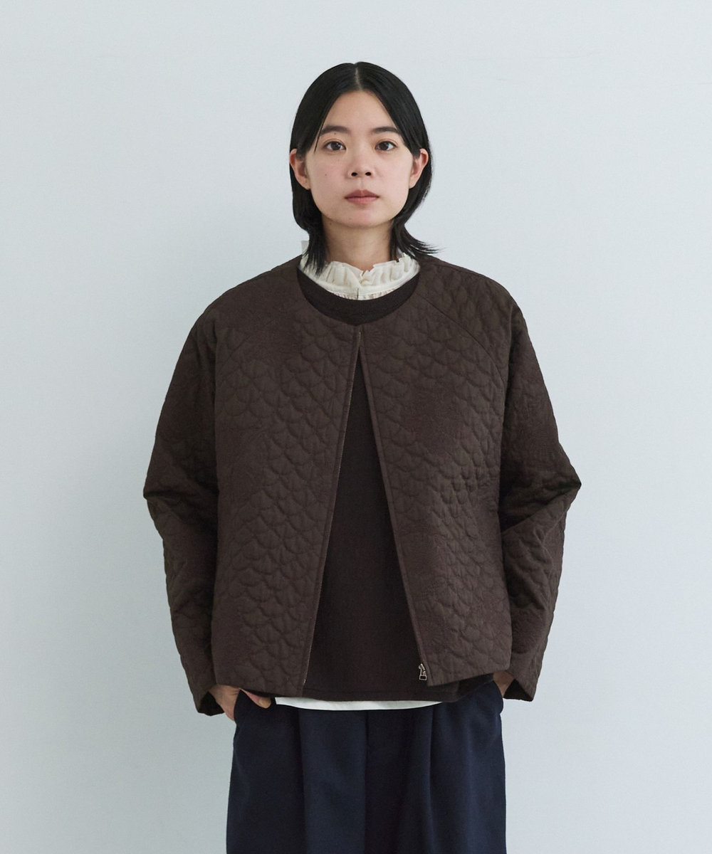 LOISIR コットンリネンキルティング風刺繍ノーカラージャケット ブラウン