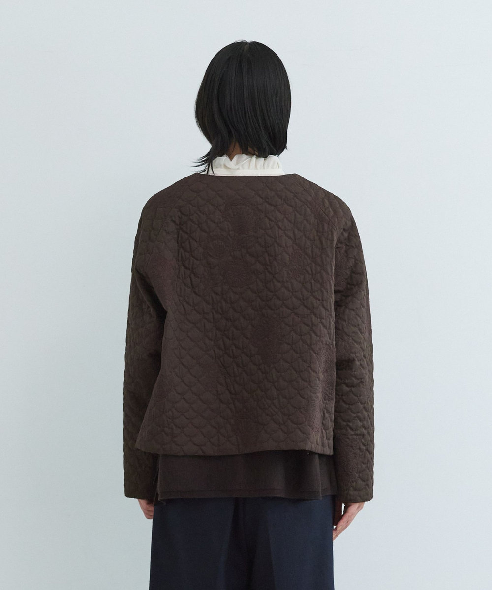 LOISIR コットンリネンキルティング風刺繍ノーカラージャケット ブラウン