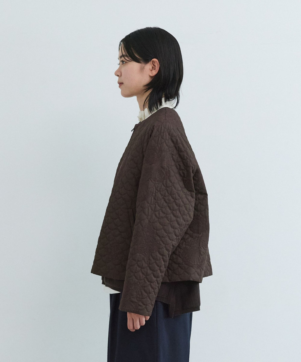 LOISIR コットンリネンキルティング風刺繍ノーカラージャケット ブラウン