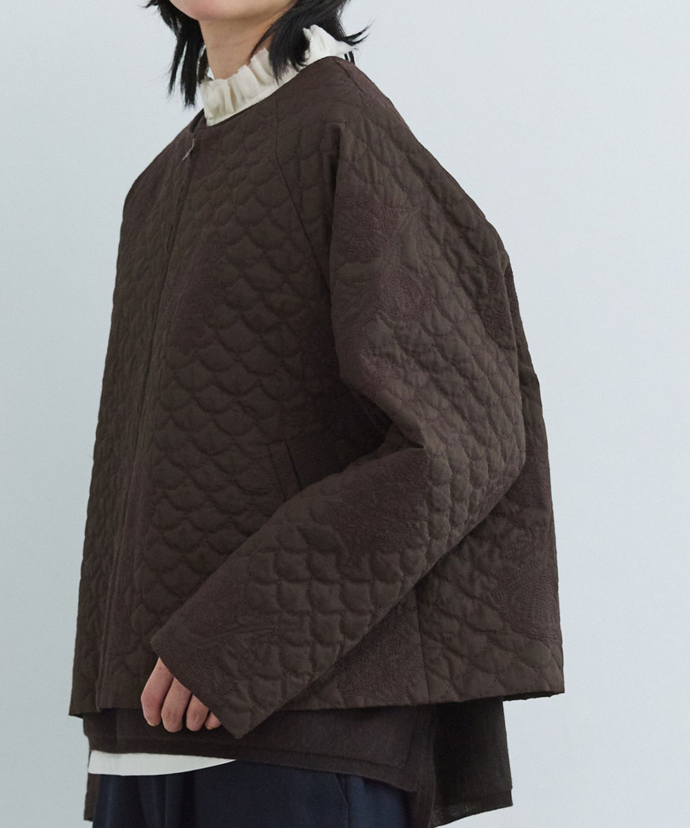 LOISIR コットンリネンキルティング風刺繍ノーカラージャケット ブラウン