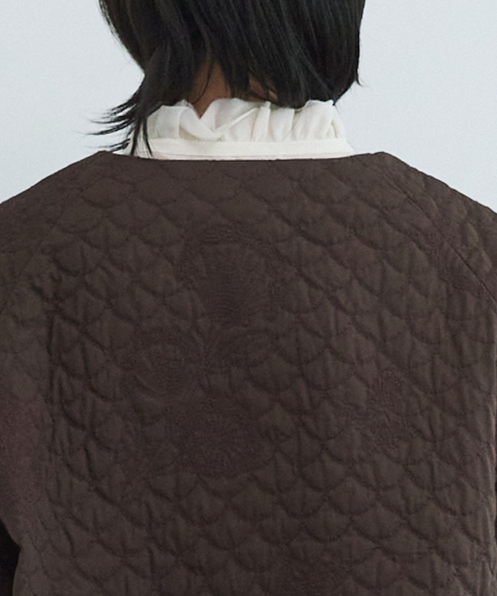 LOISIR コットンリネンキルティング風刺繍ノーカラージャケット ブラウン