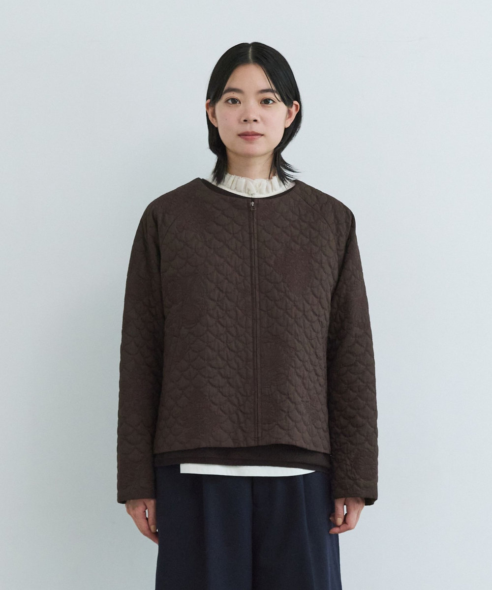LOISIR コットンリネンキルティング風刺繍ノーカラージャケット ブラウン