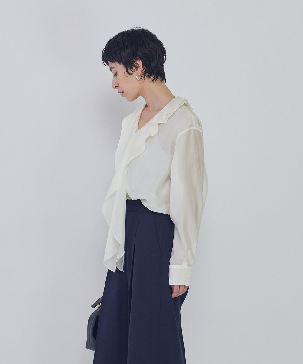 1er Arrondissement ラッフルＶネックブラウス オフホワイト