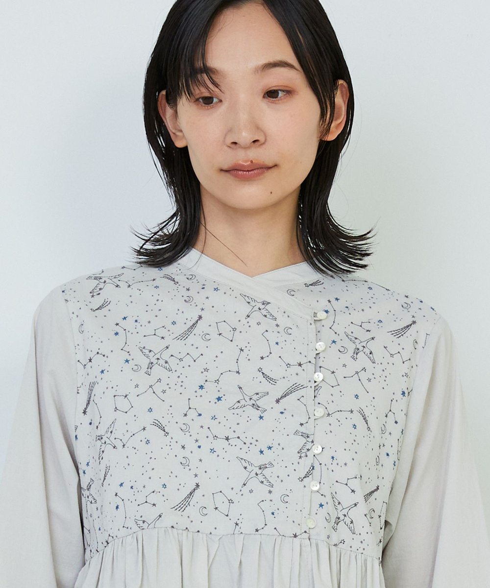 ADIEU TRISTESSE 星空プリント＆刺繍ブラウス ライトグレー