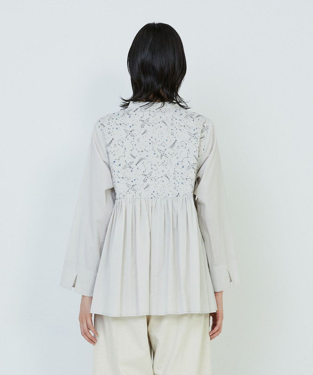 ADIEU TRISTESSE 星空プリント＆刺繍ブラウス ライトグレー