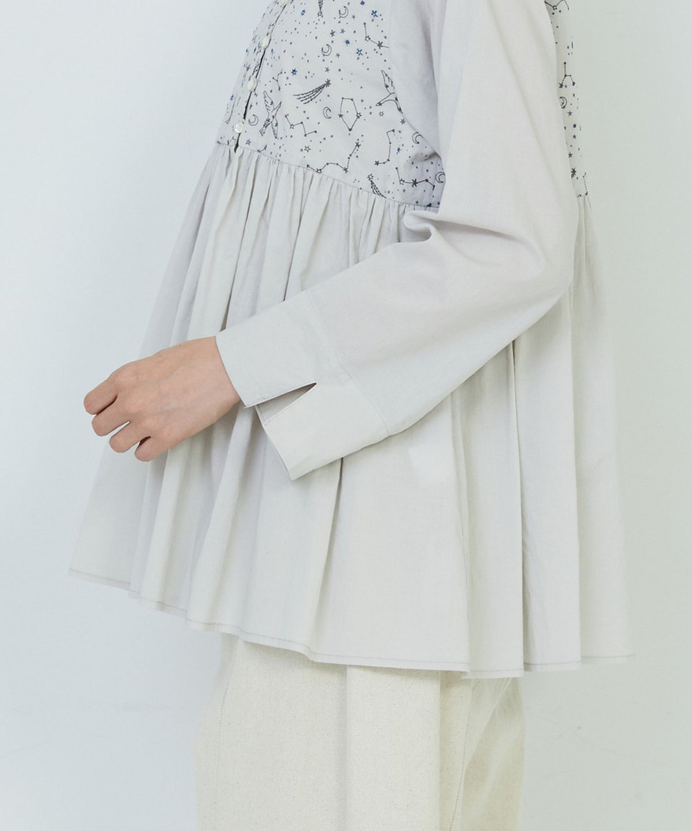 ADIEU TRISTESSE 星空プリント＆刺繍ブラウス ライトグレー