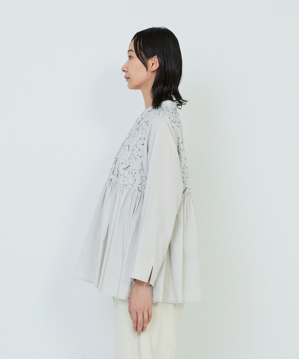 ADIEU TRISTESSE 星空プリント＆刺繍ブラウス ライトグレー