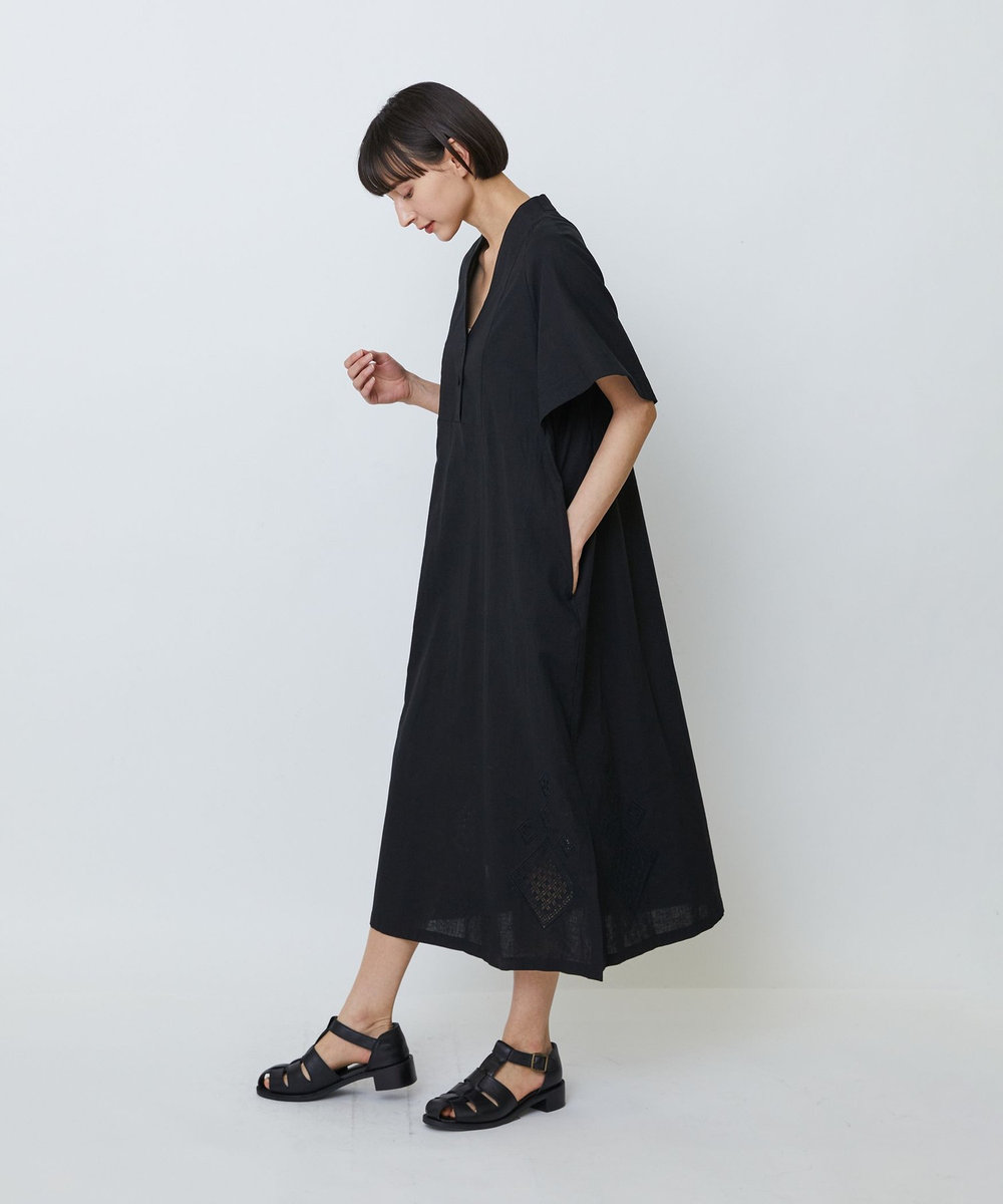 LOISIR コットンリネンクロス刺繍入りワンピース ブラック