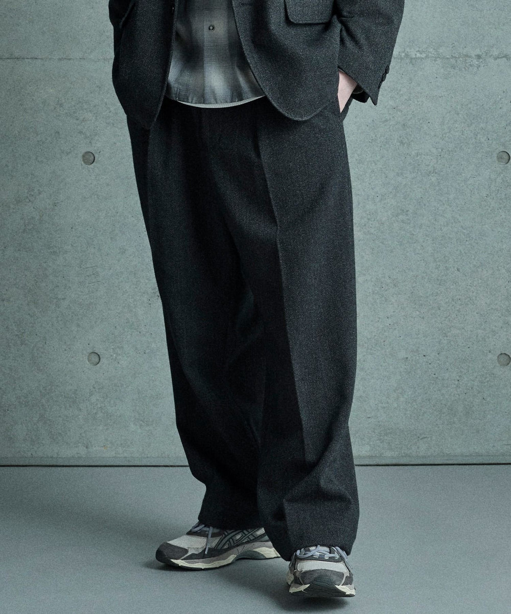 MEN'S BIGI ヘリンボーン柄ワイドタックパンツ チャコールグレー