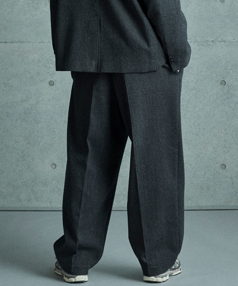 MEN'S BIGI ヘリンボーン柄ワイドタックパンツ チャコールグレー