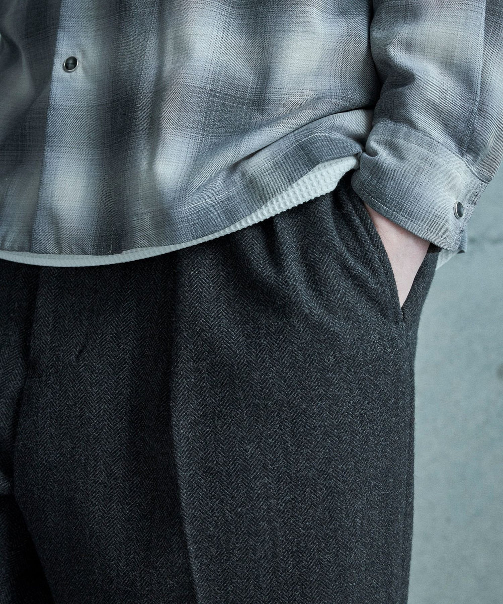 MEN'S BIGI ヘリンボーン柄ワイドタックパンツ チャコールグレー