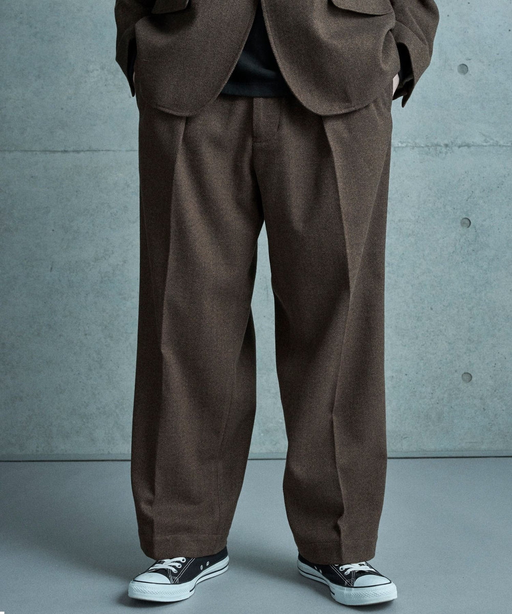 MEN'S BIGI ヘリンボーン柄ワイドタックパンツ ブラウン