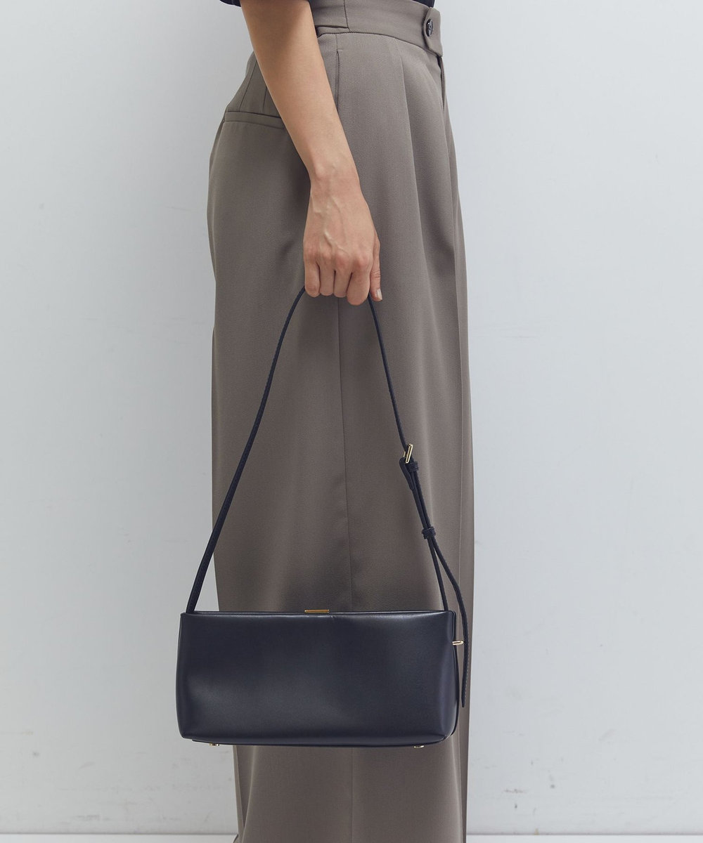 1er Arrondissement ＜PUNTI（プンティ）＞“PORTRAIT-ONE SHLD"ワンハンドルバッグ ブラック
