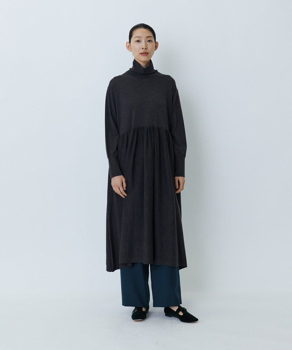 LOISIR ウール梳毛天竺タートルネックワンピース チャコールグレー