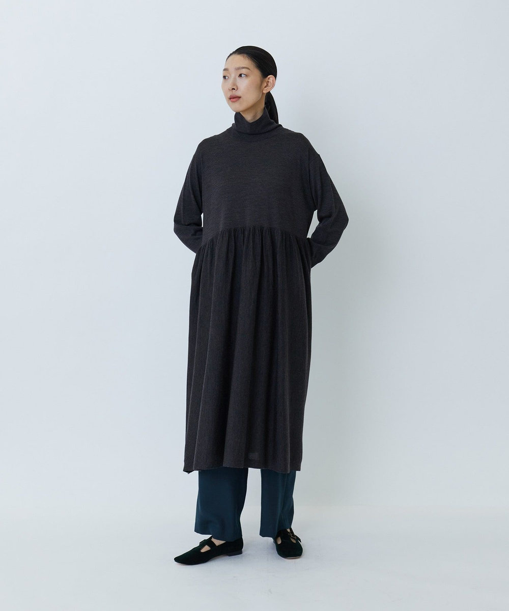 LOISIR ウール梳毛天竺タートルネックワンピース チャコールグレー