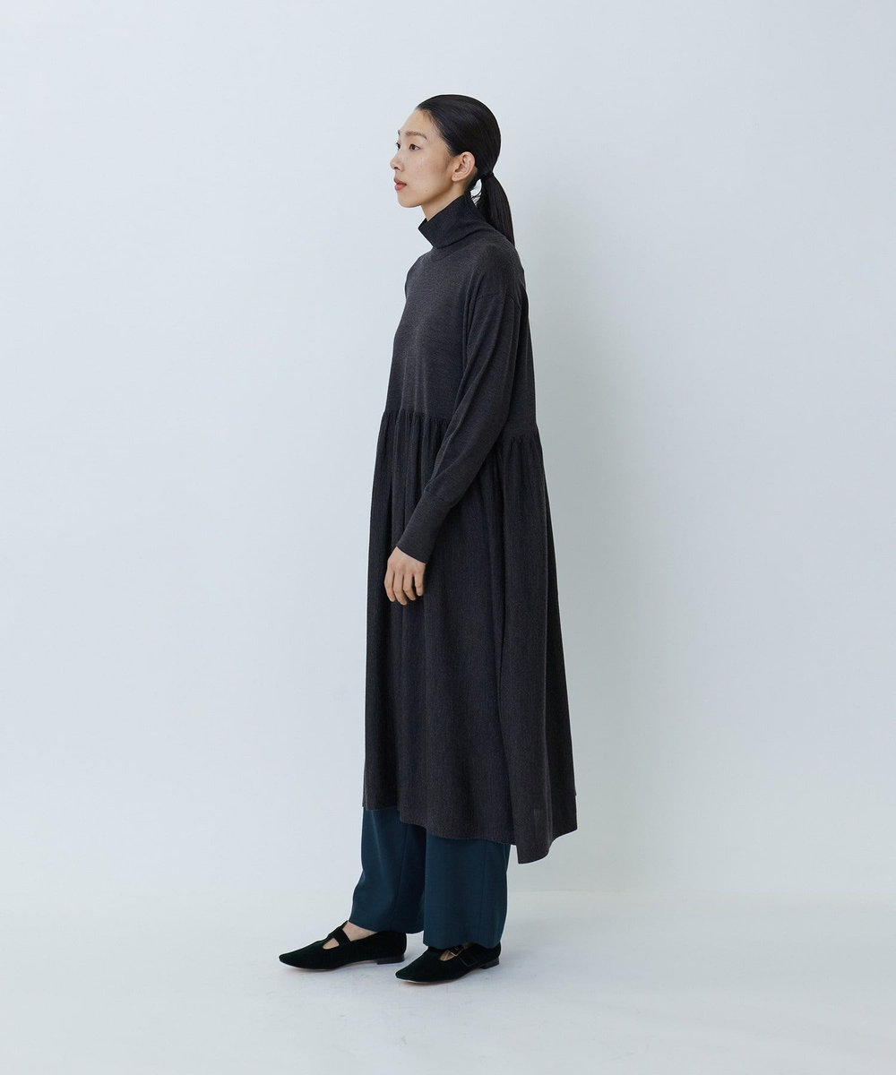 LOISIR ウール梳毛天竺タートルネックワンピース チャコールグレー