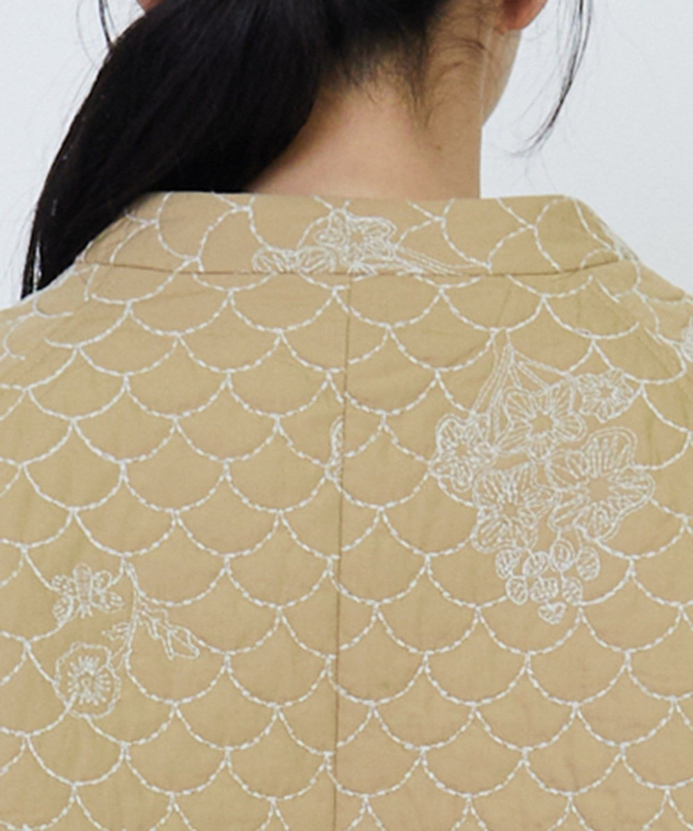 LOISIR コットンリネンキルティング風刺繍ノーカラージャケット ベージュ