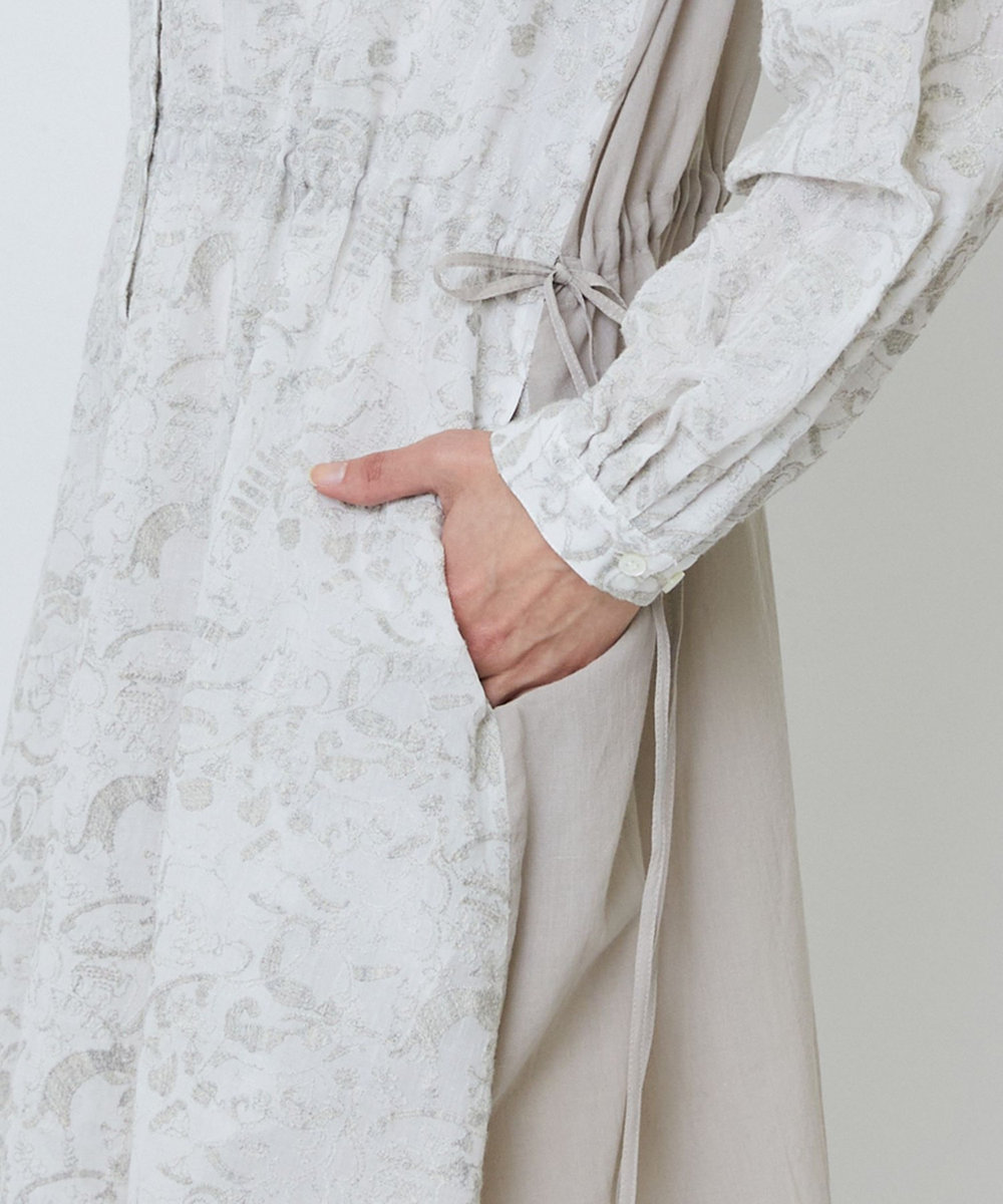 LOISIR 【アーティストコラボ】LOISIR×TORANEKOBONBON エンブロイダリーワンピース ベージュ系その他