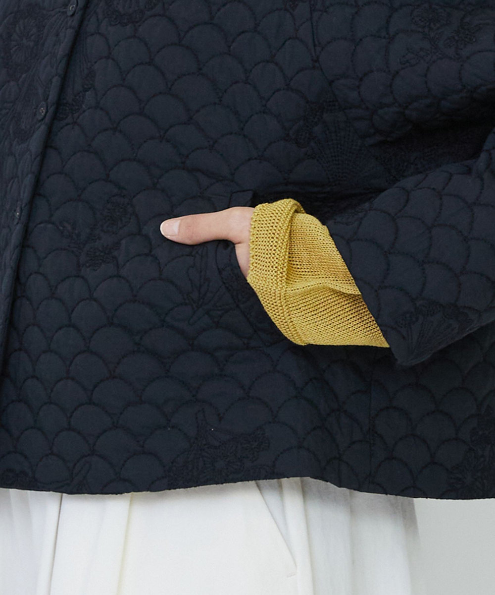 LOISIR コットンリネンキルティング風刺繍ノーカラージャケット ブラック