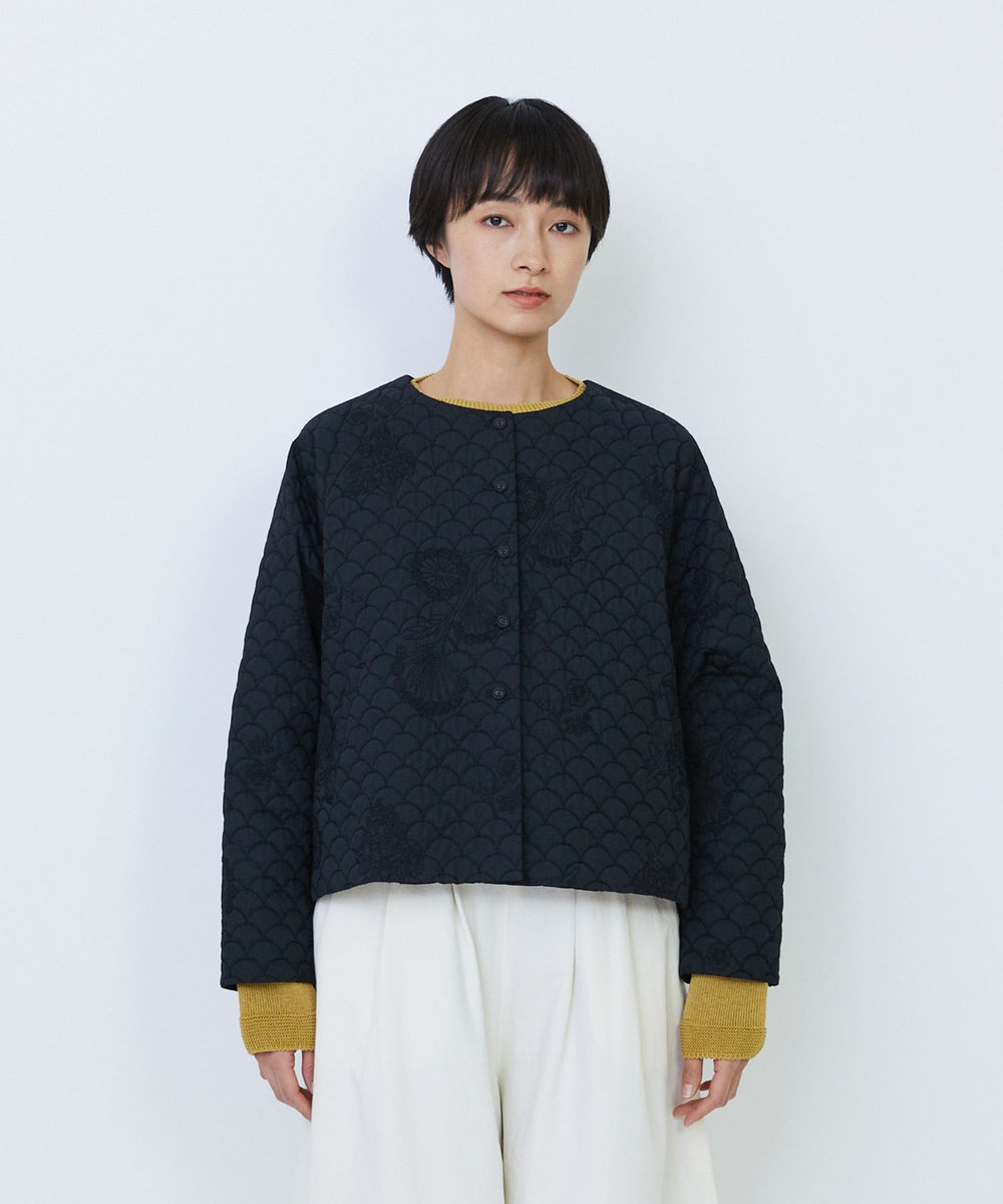 LOISIR コットンリネンキルティング風刺繍ノーカラージャケット ブラック