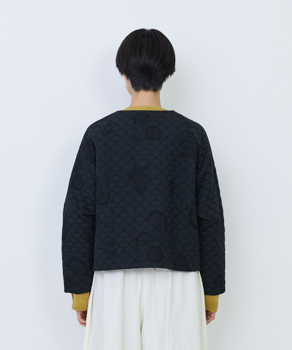 LOISIR コットンリネンキルティング風刺繍ノーカラージャケット ブラック