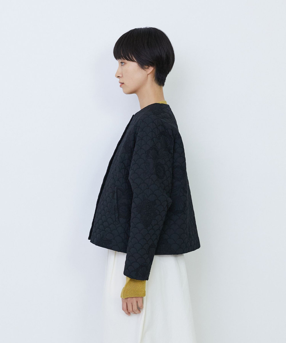 LOISIR コットンリネンキルティング風刺繍ノーカラージャケット ブラック