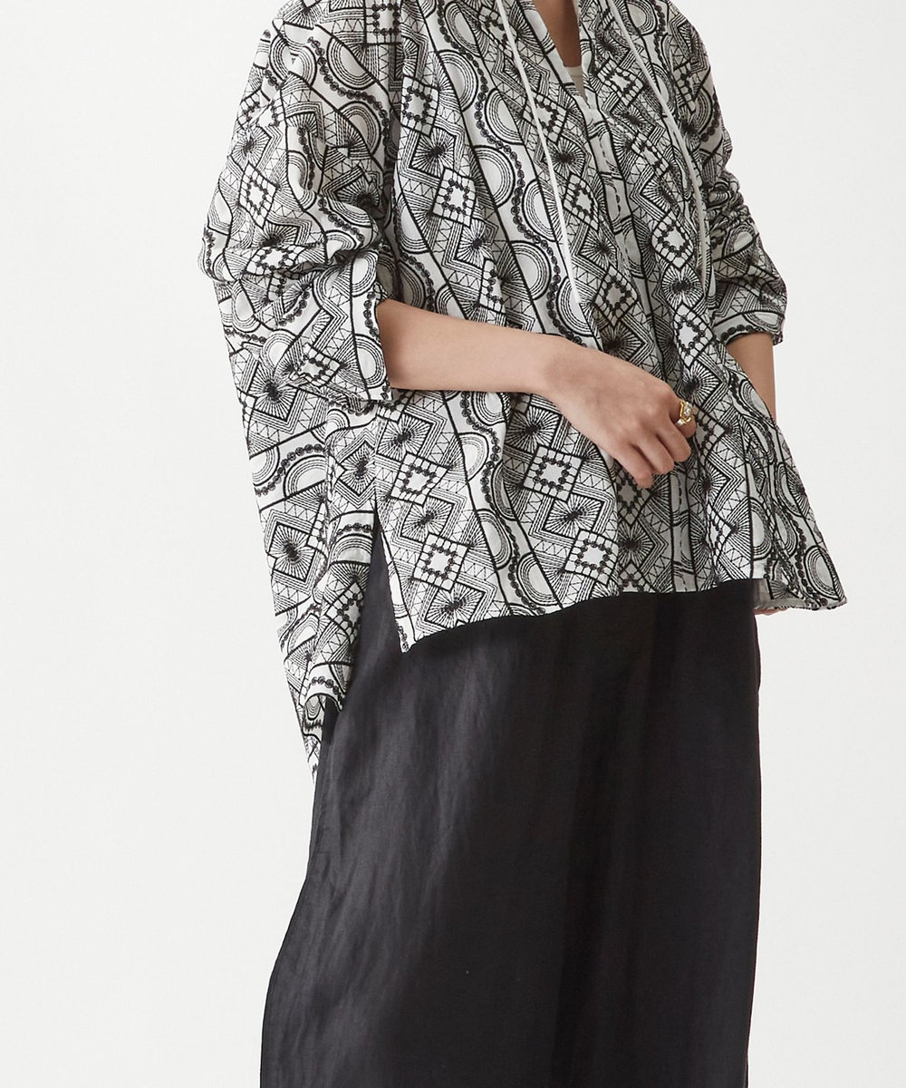 1er Arrondissement ジオメトリックエンブロイダリーキーネックシャツ オフホワイト