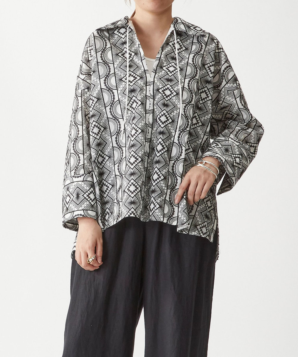 1er Arrondissement ジオメトリックエンブロイダリーキーネックシャツ オフホワイト