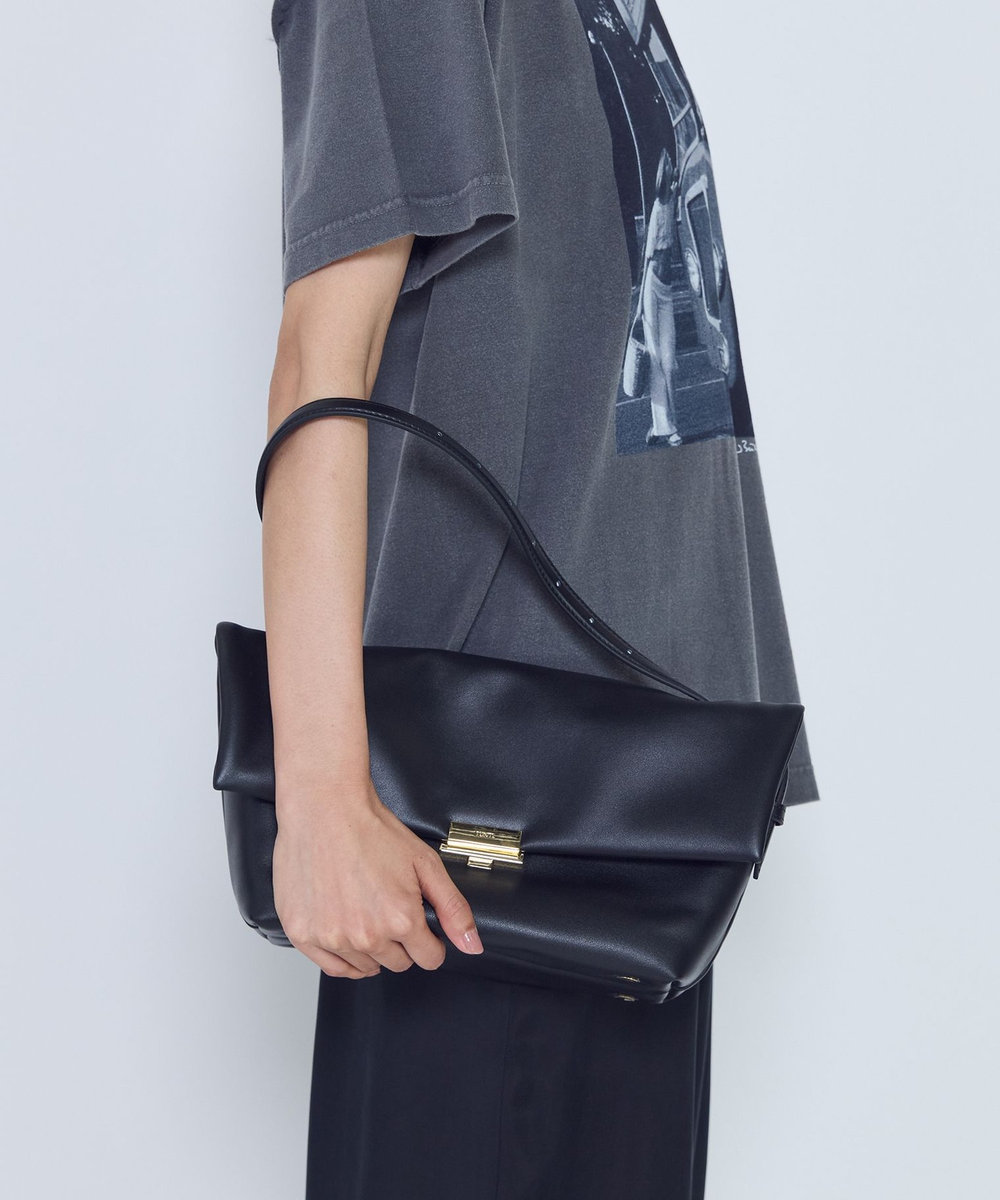 1er Arrondissement ＜PUNTI（プンティ）＞“GRAFT-FLAP"ショルダーバッグ ブラック