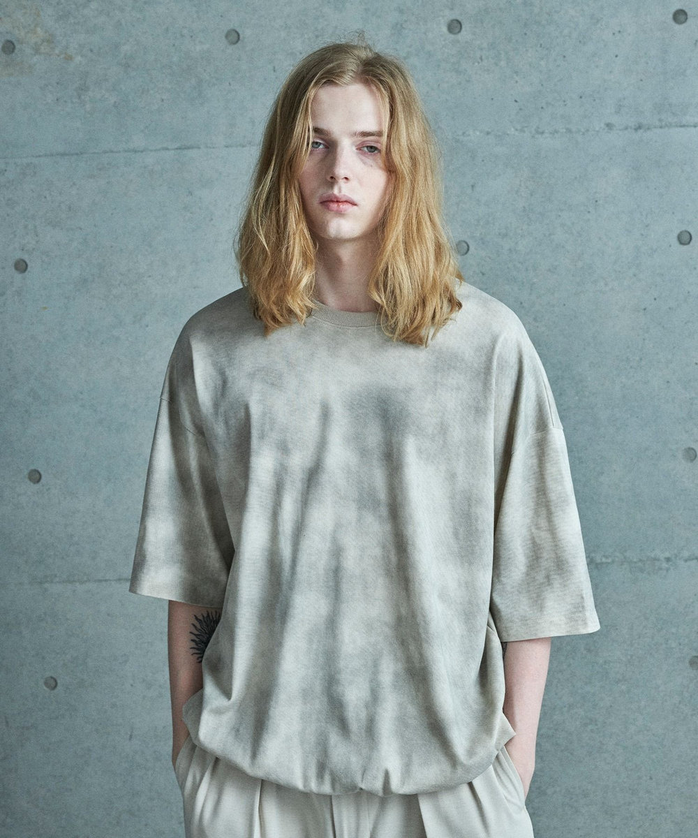 MEN'S BIGI ムラ染めプリントルーズフィットTEE ベージュ