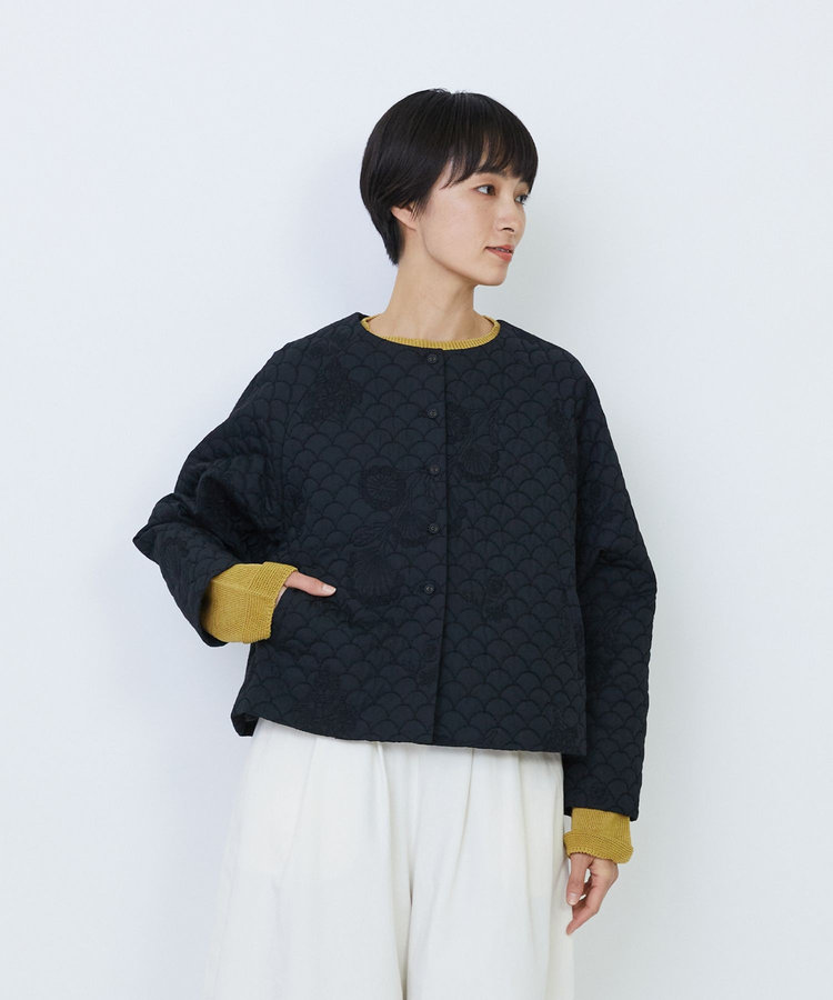 コットンリネンキルティング風刺繍ノーカラージャケット